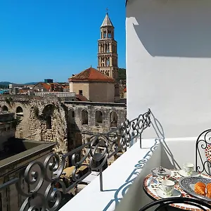 https://la-porta-luxury-rooms.splithotels.org