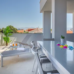 Kastelina Apartman